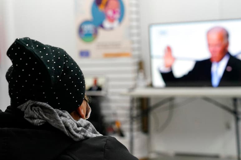 Los inmigrantes aplaudieron el miércoles el plan del presidente Joe Biden para allanar el camino a la ciudadanía estadounidense a unos 11 millones de personas que viven en el país sin un estatus legal, con una mezcla de esperanzas y cauto optimismo mientras pareciera que ha cambiado radicalmente la manera en que el gobierno los ve y los trata. (AGENCIAS / AP )