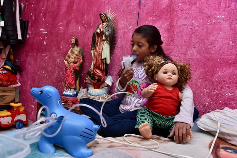 La pequeña Yareli Berenice necesita un tratamiento médico con un valor de 38 mil 500 pesos. (ÉRICK SOTOMAYOR)