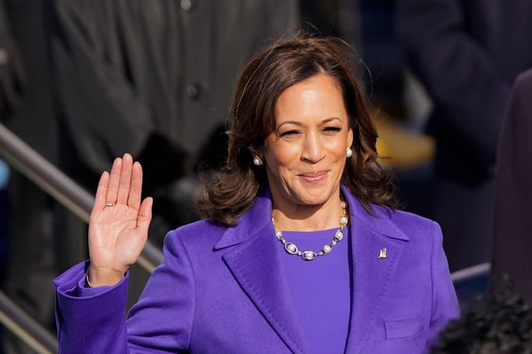 'Fuerte' es la palabra que mejor describe a Kamala, una mujer de 56 años nacida en Oakland, California. (AP)