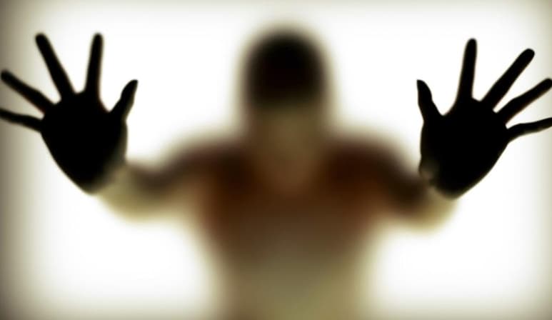 De acuerdo al estudio, las personas que tienen la capacidad de 'escuchar a los muertos' suelen ser más propensas a las experiencias visuales y auditivas inusuales (ESPECIAL)