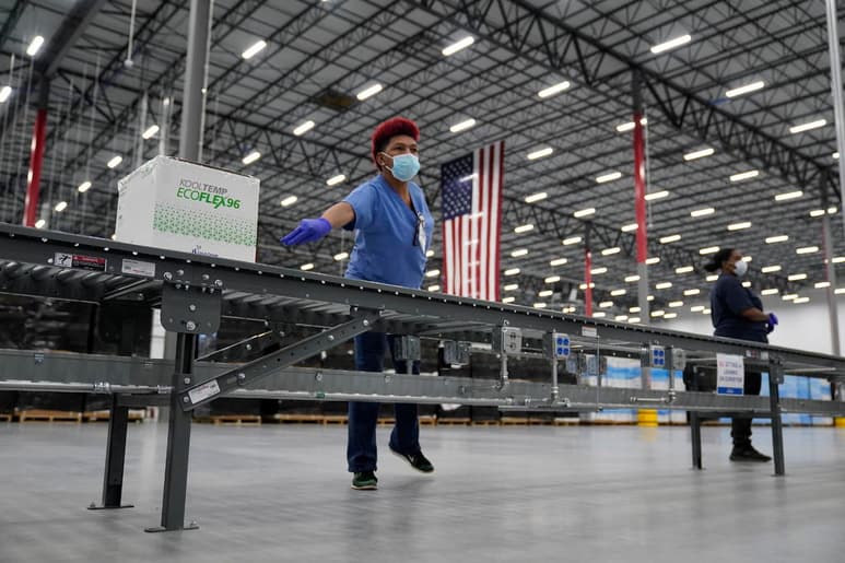 Amazon puso su colosal red de operaciones y su avanzada tecnología a disposición del presidente Joe Biden para la distribución de 100 millones de vacunas contra COVID-19 a la población estadounidense durante los primeros 100 días de su gobierno. (ARCHIVO)