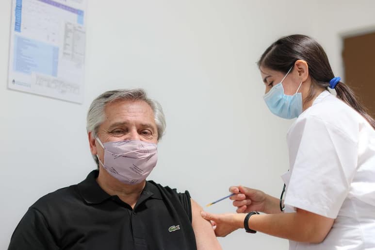 El presidente de Argentina, Alberto Fernández, de 61 años, se aplicó este jueves la primera dosis de la vacuna Sputnik V contra la COVID-19, después de que ayer la Administración Nacional de Medicamentos, Alimentos y Tecnología Médica (Anmat) autorizara su aplicación en mayores de 60 años, informó un comunicado oficial. (EFE)