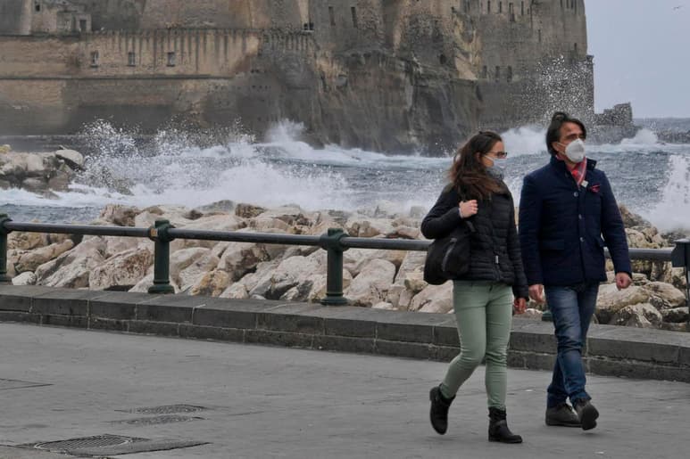 Italia ha sumado 14,078 nuevos casos de COVID-19 en las últimas 24 horas y 521 fallecidos, y su tasa de positividad se ha situado en el 5.2 %, según ha confirmado hoy el Ministerio de Sanidad en un comunicado. (ARCHIVO)