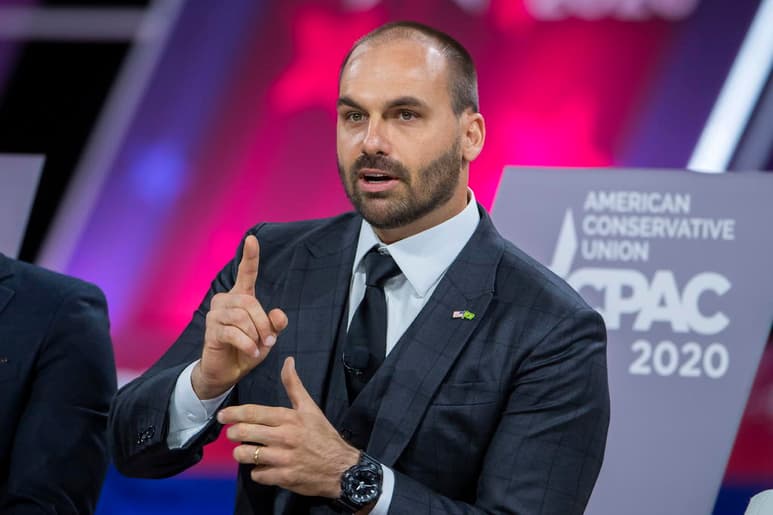 La Justicia del estado de Sao Paulo condenó al diputado Eduardo Bolsonaro, uno de los hijos del presidente de Brasil, Jair Bolsonaro, a pagar una indemnización a la premiada periodista Patricia Campos Mello, del diario Folha de Sao Paulo, informó el diario este jueves. (ARCHIVO)