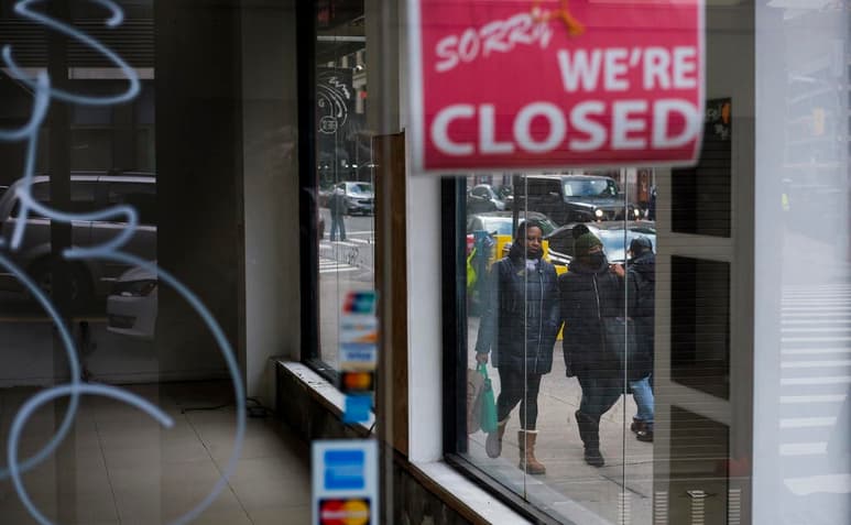 El número de estadounidenses que han solicitado ayuda económica por desempleo cayó ligeramente la semana pasada a 900,000, pero la cifra sigue en un máximo histórico que evidencia los recortes de empleos que continúan en medio de una pandemia intensa. (ARCHIVO)