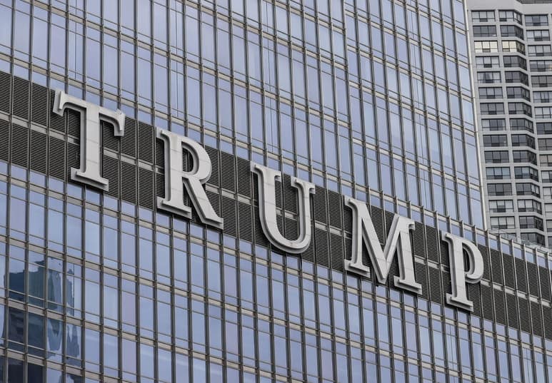 Donald Trump está retomando un negocio familiar devastado por los cierres y restricciones causados por la pandemia de coronavirus y cuyos ingresos se desplomaron más de 40% en su propiedad de golf en Doral, su hotel en Washington y sus dos centros vacacionales en Escocia. (ARCHIVO)