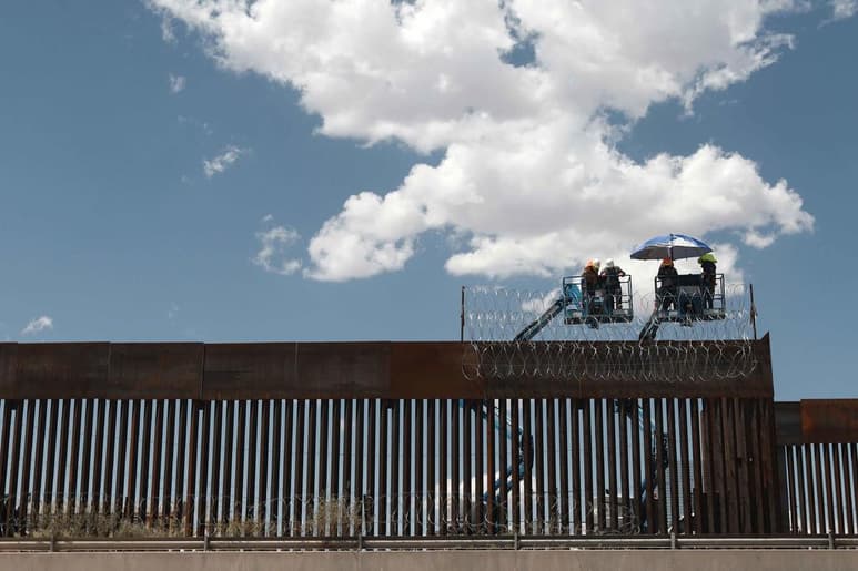 A pesar de la orden ejecutiva firmada este miércoles por el presidente de Estados Unidos, Joe Biden, que ordena la suspensión de la construcción del muro fronterizo con México, los trabajos de edificación continúan este jueves, denunciaron defensores del medioambiente. (ARCHIVO)
