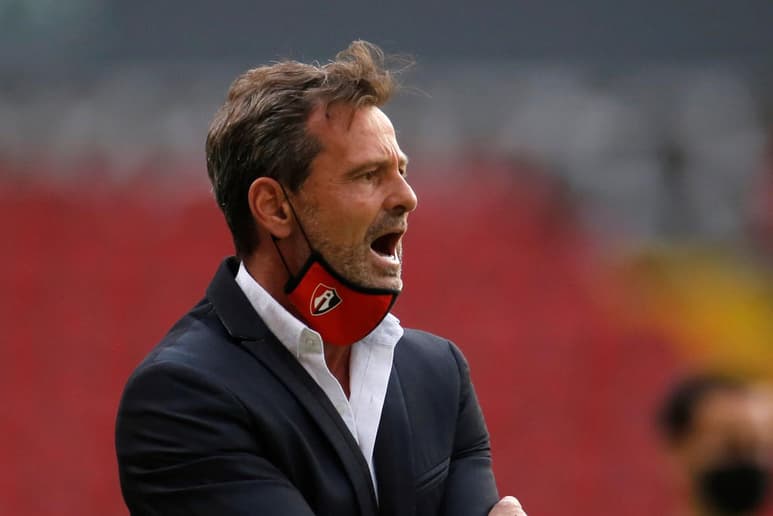 El argentino Diego Cocca, entrenador del Atlas, consideró este jueves que a su equipo le falta confianza para explotar su potencial y con ello ser un equipo contendiente en el Clausura 2021 del fútbol mexicano. (ARCHIVO)