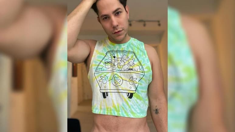 Desde hace mucho el actor y cantante Christian Chávez se había querido comprar una crop top y no fue hasta que empezó este año dijo '¿por qué no?'. Y es que el ex cantante de RBD recuerda que siempre tuvo conflictos con la ropa que muchas veces se atribuye a ser sólo para mujeres. (ESPECIAL)