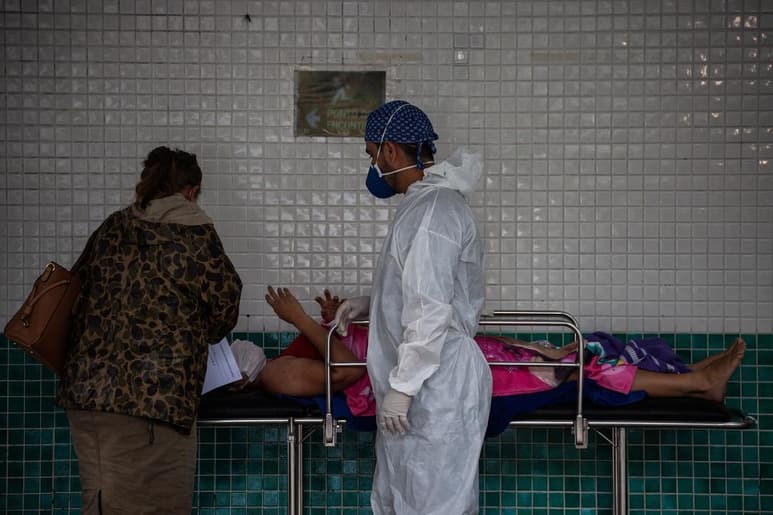 Brasil registró en las últimas 24 horas 1,316 nuevas muertes por COVID, con lo que completó tres días seguidos con más de un millar de óbitos diarios y superó las 214,000 víctimas desde el inicio de la pandemia, informó este jueves el Gobierno. (AGENCIAS / EFE)