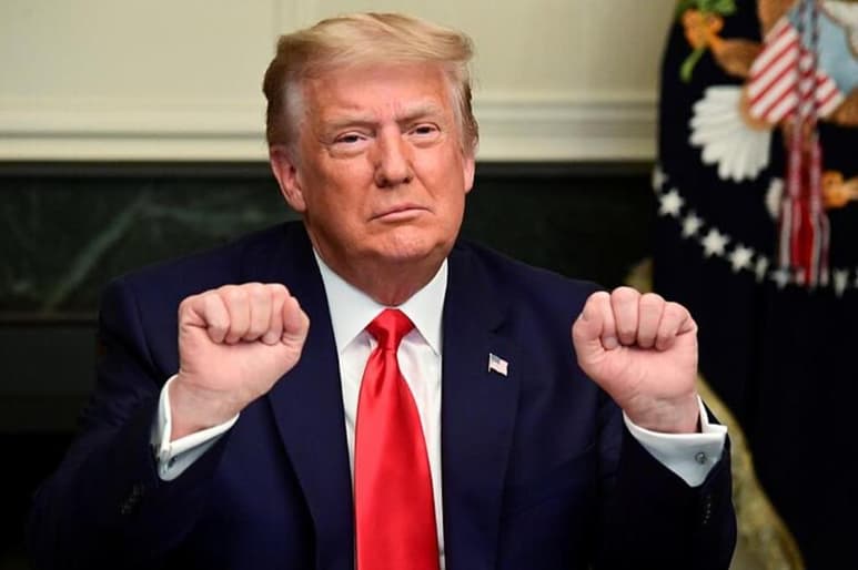 Donald Trump está pasando su primer día como expresidente de los Estados Unidos con unas vacaciones en uno de sus hoteles en West Palm Beach. (Especial)