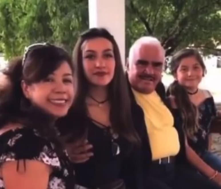 Hace unos días se volvió viral en redes sociales un video donde aparentemente el cantante mexicano Vicente Fernández toca inapropiadamente a una joven. (Especial)