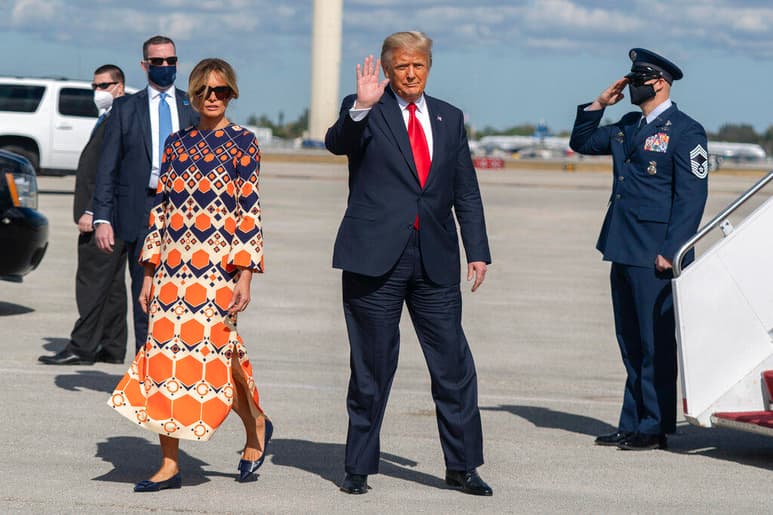 Melania Trump dejó la Casa Blanca el miércoles por la mañana para iniciar una nueva etapa de su vida en Palm Beach, Florida. Sin embargo, los reflectores de las cámaras la siguieron hasta el último momento y a su llegada a Florida quedó documentado un nuevo desaire de la ex primera dama a su esposo, Donald Trump. (AGENCIAS/ AP)
