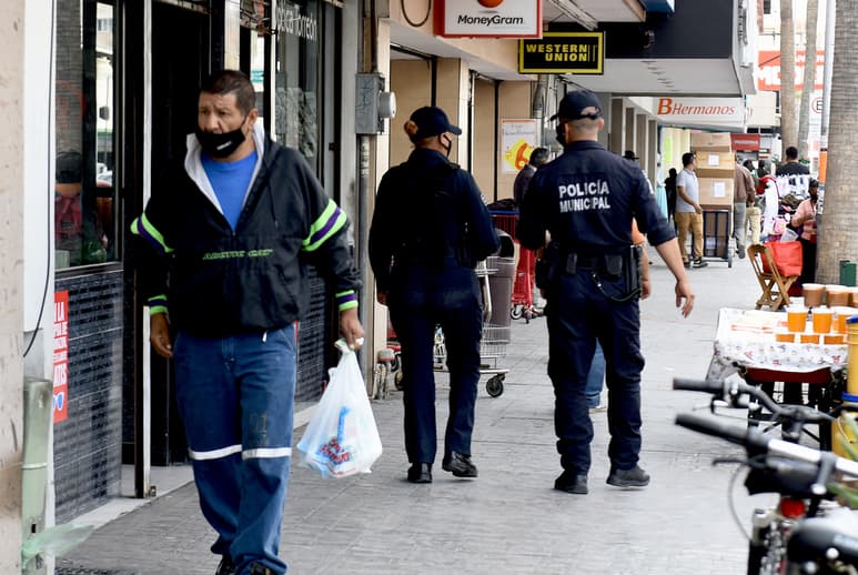 El jefe de la Dirección de Seguridad Pública Municipal, Primo García Cervantes, indicó que se les han entregado insumos a los agentes como cubrebocas, guantes, caretas y gel antibacterial. (ARCHIVO)