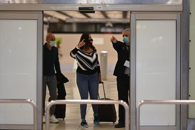 Una vez llegados a Estados Unidos, deberán hacer cuarentena. La 'Orden Ejecutiva para Promover la Seguridad contra el COVID-19 en los viajes domésticos e internacionales', indica que para la cuarentena, deberán seguirse las recomendaciones de los Centros para el Control y Prevención de Enfermedades (CDC).