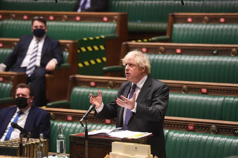 El primer ministro británico, Boris Johnson, anunció hoy que se dan 'evidencias' de que la variante identificada en el Reino Unido del coronavirus 'está asociada a un mayor nivel de mortalidad', además de ser más contagiosa. (ARCHIVO)