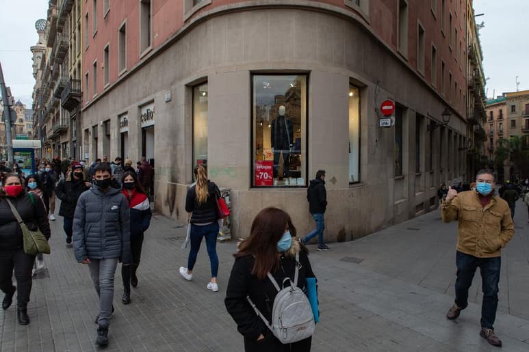 España se acerca a los dos millones y medio de casos de COVID-19, con más de 55,000 fallecidos por coronavirus en el país desde el inicio de la pandemia, según los datos oficiales publicados hoy. (ARCHIVO)