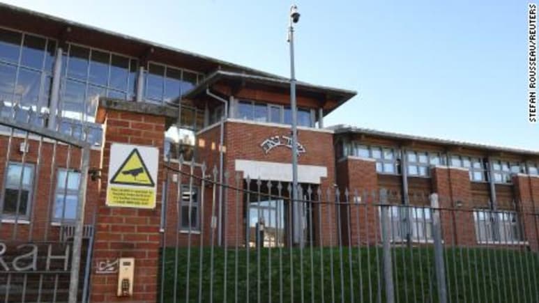 La policía de Londres dijo el viernes que interrumpió una boda a la que asistieron 150 personas a pesar de una cuarentena nacional que prohíbe las reuniones de varias familias. (ESPECIAL) 
