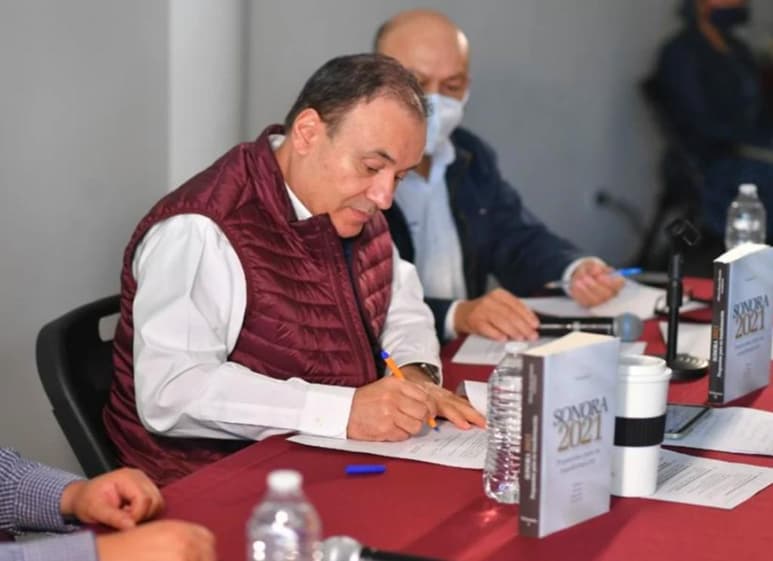 Durante el acto, Durazo invitó a todos sus aliados y adversarios políticos que aspiran a una candidatura a que realicen este compromiso y se comprometió a hacerlo ley en gobierno para romper 'con la herencia de corrupción que tanto daño ha hecho en el estado'.
(ESPECIAL)