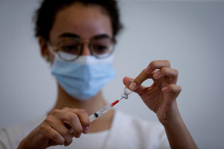 La empresa farmacéutica AstraZeneca informó este viernes a la Comisión Europea de que, tras la aprobación de su vacuna contra el coronavirus por parte de la Agencia Europea del Medicamento (EMA), que se espera a finales de mes, no podrá entregar inicialmente la cantidad de dosis prevista. (AGENCIAS / EFE)