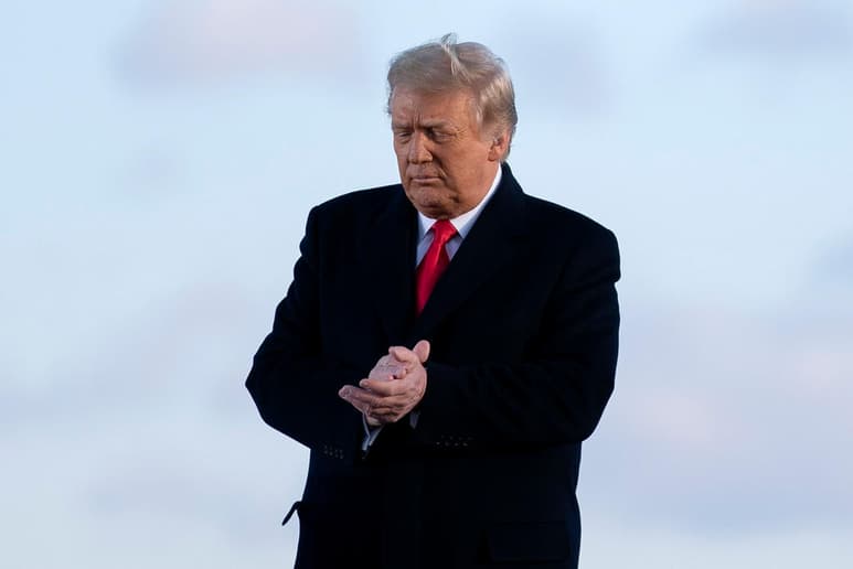 El segundo juicio político contra el expresidente de Estados Unidos, Donald Trump por 'incitar a la insurrección' con el asalto al Capitolio comenzará formalmente la semana del 8 de febrero, afirmó este viernes el líder de la mayoría demócrata en el Senado, Chuck Schumer. (AGENCIAS / EFE)
