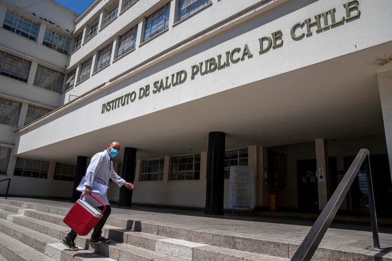 El presidente de Chile, el conservador Sebastián Piñera, anunció este viernes que el país recibirá cerca de cuatro millones de dosis en total de vacunas del laboratorio chino Sinovac el 28 y 31 de enero tras ser aprobada por el Instituto de Salud Pública el pasado miércoles para personas menores de 60 años. (AGENCIAS / AP) 