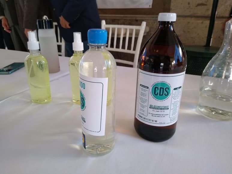A pesar de que la Organización Mundial de la Salud ha advertido que ingerir el dióxido de cloro tiene riesgos en la salud y que se ha popularizado su consumo como un supuesto tratamiento preventivo ante el COVID-19, las aseguradoras le recuerdan a sus clientes que los efectos que pueda provocar en su organismo no están cubiertos por su póliza de seguro de gastos médicos mayores. (ARCHIVO)