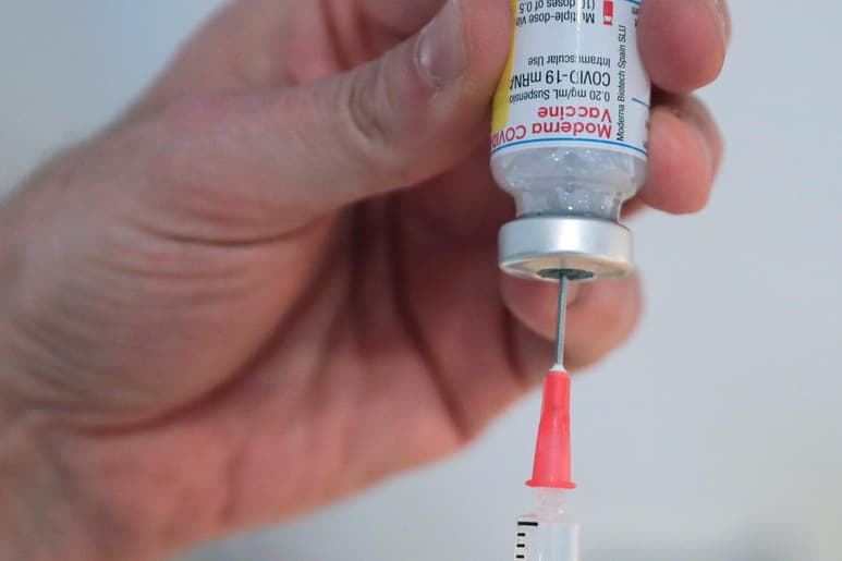 La Comisión Federal para la Protección contra Riesgo Sanitario (Cofepris) de México informó este viernes sobre la comercialización ilegal de la vacuna contra la COVID-19 desarrollada por la farmaceútica Moderna, a través de redes sociales. (ARCHIVO)