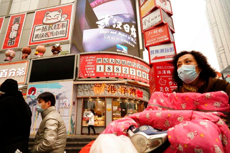 Casi un año después de que la ciudad china de Wuhan entró en cuarentena para contener a un virus que ya se había escapado, el presidente Joe Biden comenzó a poner en marcha un nuevo plan para combatir la pandemia en Estados Unidos, Alemania rebasó las 50,000 muertes y Gran Bretaña se acercó a las 100,000. (AGENCIAS / AP )