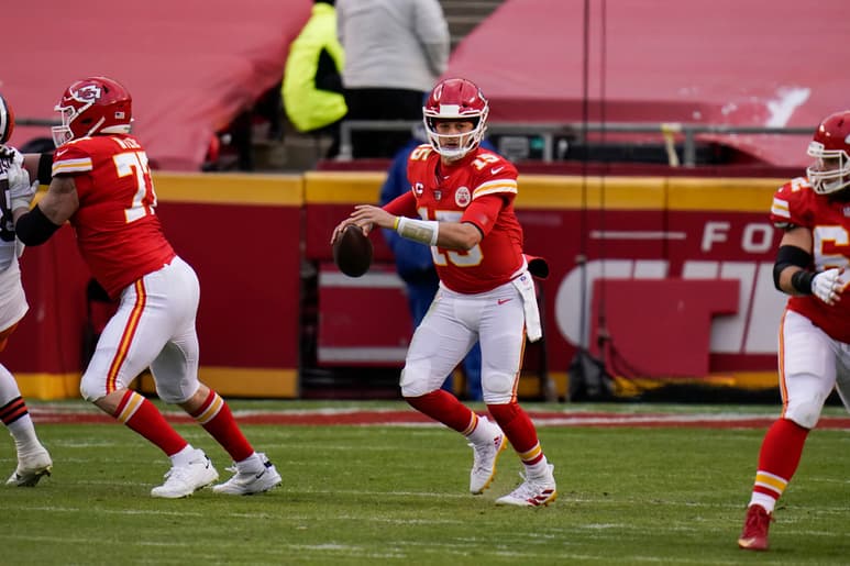 Patrick Mahomes entrenó ayer nuevamente, y está listo para el duelo de mañana ante Buffalo. (AP)