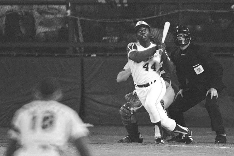 El histórico momento en que bateó su cuadrangular 715, para superar a George Herman 'Babe' Ruth. (AP)