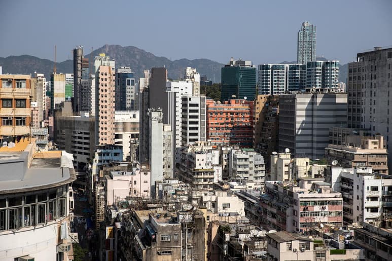 Miles de residentes de Hong Kong recibieron órdenes el sábado de encerrarse en sus casas como medida sin precedentes para contener un brote de coronavirus que se está agravando en la ciudad. (EFE)
