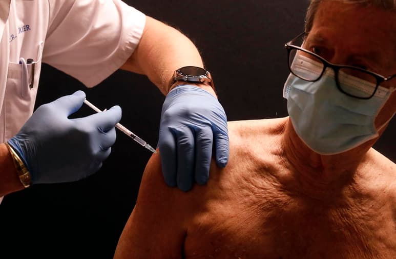 El primer ministro francés, Jean Castex, anunció este sábado que un millón de personas han sido vacunadas contra el coronavirus en Francia desde el inicio de la campaña, que comenzó el pasado 27 de diciembre. (ARCHIVO)