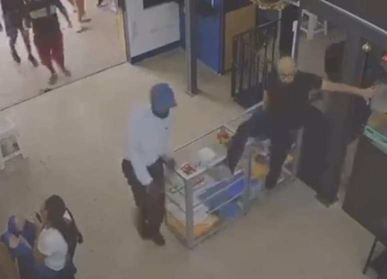 Con más de 50 mil reacciones, a través de la página de Facebook de Mundo 96.5, se compartió el cómico video extraído de las cámaras de seguridad de una plaza comercial, donde aparece un tlacuache corriendo entre los clientes y empleados. (Especial)