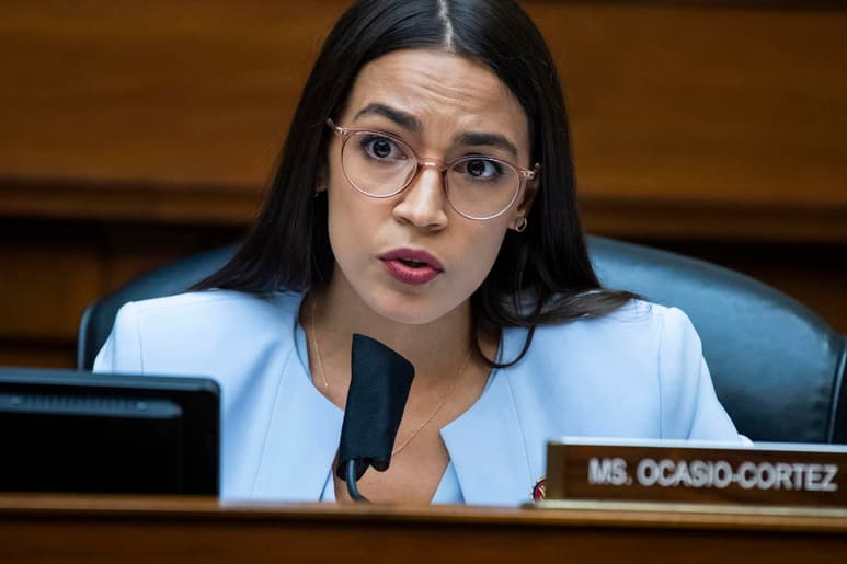 Un hombre de Texas fue arrestado por presuntamente haber participado en la invasión al Capitolio federal ocurrida este mes y publicar amenazas de violencia, entre ellas una incitación a asesinar a la representante demócrata Alexandria Ocasio-Cortez, de Nueva York. (ESPECIAL)