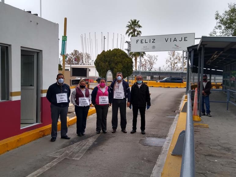 Los 15 trabajadores sindicalizados de CAPUFE que laboran en el Puente Internacional I de Piedras Negras, se sumaron a la protesta nacional que convocó su dirigencia y trabajaron bajo protesta; colocándose un letrero donde lo manifestaban (EL SIGLO DE TORREÓN)