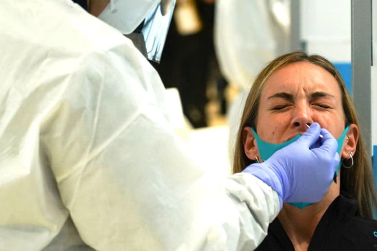 Estados Unidos alcanzó este sábado 24,982,615 casos confirmados del coronavirus SARS-CoV-2 y 417,337 fallecidos por la enfermedad de la COVID-19, según el recuento independiente de la Universidad Johns Hopkins. (ESPECIAL)