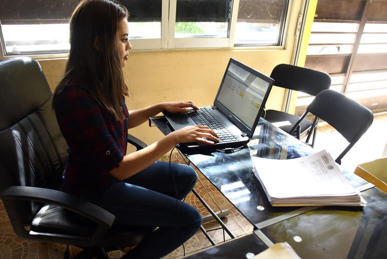 Fernanda adaptó su casa como un centro de trabajo y asegura que de esta forma es más productiva. (JESÚS GALINDO)