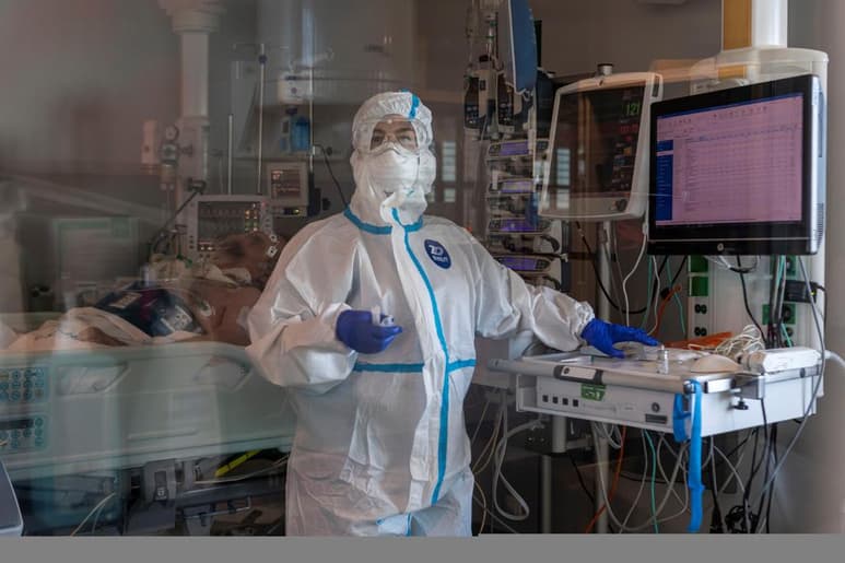 La tercera ola de la pandemia de coronavirus sigue sumando contagios en España y varias regiones advierten de un aumento de la presión asistencial en sus hospitales, donde las uci atienden a un porcentaje cada vez más elevado de pacientes con COVID. (ARCHIVO) 