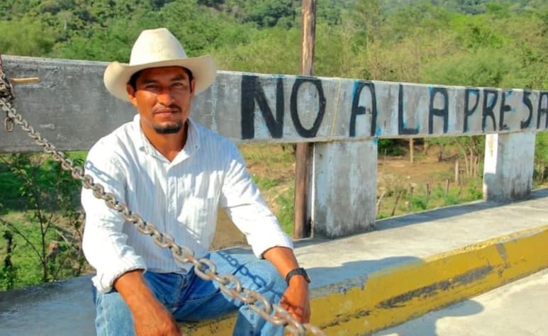 La tarde de este sábado fue asesinado a balazos Fidel Heras Cruz, presidente del Comisariado Ejidal de Paso de la Reina, defensor ambiental y miembro activo del Consejo de Pueblos Unidos por la Defensa del Río Verde (Copudever), organización que mantiene una resistencia activa contra los proyectos hidroeléctricos Paso de la Reina y Río Verde, que el gobierno federal pretende construir en la zona. (ESPECIAL)