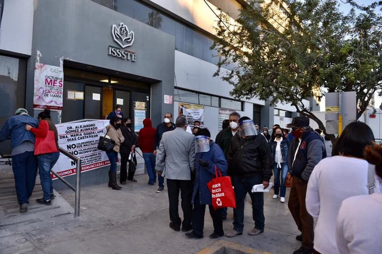 Personal del Hospital del ISSSTE 'Dr. Francisco Galindo Chávez' de Torreón protestó esta mañana para exigir que se realice una auditoría al cuerpo de gobierno sobre los recursos que obtuvo la clínica para contratar a personal de salud para atender la contingencia sanitaria contra el COVID-19. (ERICK SOTOMAYOR)
