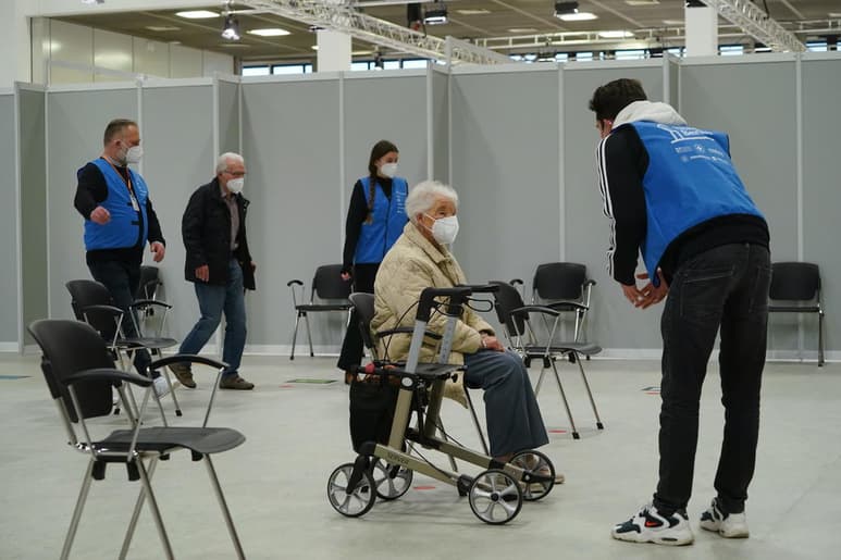 Mensajes de error por computadora y la imposibilidad de comunicarse por teléfono empañaron el lunes el lanzamiento de la campaña de vacunación contra el coronavirus para personas mayores de 80 años en el estado más poblado de Alemania. (ARCHIVO)