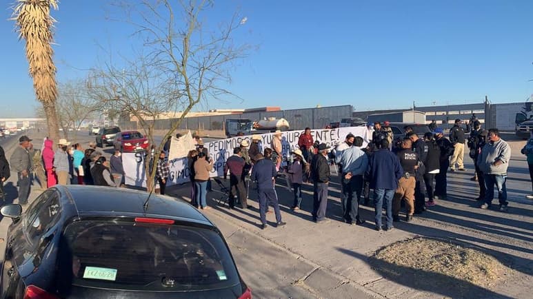 La situación generó desorden vial y molestas entre conductores, quienes incluso lanzaron reclamos a los quejosos para que se movieron a un costado de la vía.
(ERICK SOTOMAYOR)