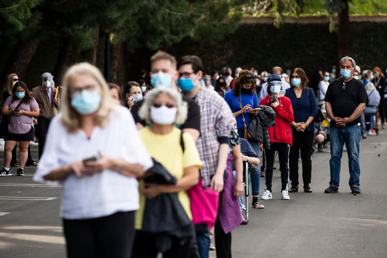California levantó el lunes la orden de confinamiento en casa obligatorio en respuesta a una mejora de las condiciones por la pandemia del coronavirus y retomó un sistema de restricciones por condado. (ARCHIVO)