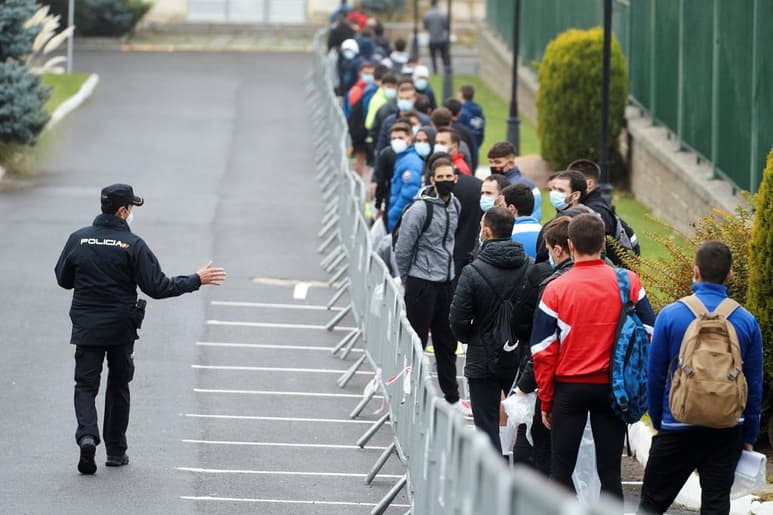 España alcanzó otro récord de casos de coronavirus para un fin de semana con 93,822, aunque las autoridades dicen que el repunte visto a raíz de los feriados de fin de año está cediendo a pesar de la llegada al país de una variante más contagiosa. (ARCHIVO)