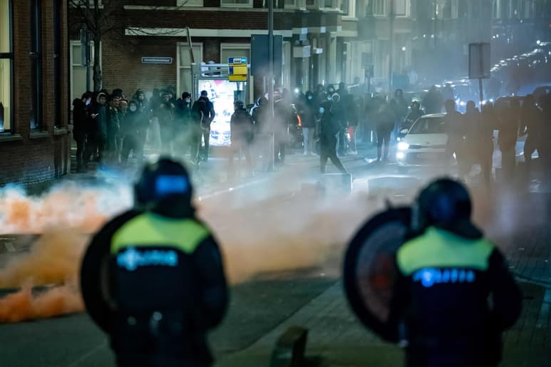 Políticos de Holanda condenaron el lunes los disturbios realizados por manifestantes que se enfrentaron con policías en cerca de 10 poblados y ciudades de todo el país en la segunda noche de un toque de queda por la pandemia del coronavirus y las autoridades temen que se registren más incidentes durante la noche. (EFE)