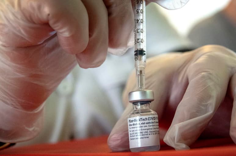 Las muertes a causa de la COVID-19 siguen en aumento en Florida, con 156 más este lunes, mientras el Gobierno estatal del republicano Ron DeSantis enfrenta críticas por el proceso de inoculación, ya que según dice la administración del presidente Joe Biden, el 'estado del sol' sólo ha usado la mitad de las vacunas suministradas. (ARCHIVO) 

