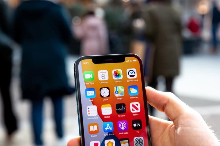 La línea de iPhone 12 llegó al mercado con algunas innovaciones como una pantalla mucho más resistente a golpes y rayones; un escáner LiDAR para experiencias de realidad aumentada. (Especial)