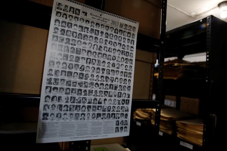 La Iglesia católica salvadoreña permitió el lunes la inspección de los archivos de la oficina de Tutela Legal del Arzobispado capitalino, que contienen documentos relacionados con una matanza perpetrada por la fuerza armada en 1981 y que dejó casi millar de campesinos fallecidos, en su mayoría mujeres, ancianos y niños. (EFE)
