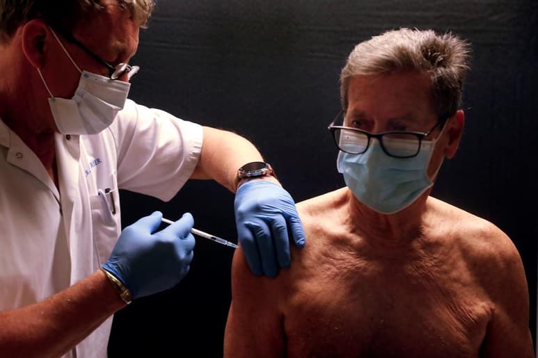 La Unión Europea arremetió el lunes contra la farmacéutica AstraZeneca, acusándola de no garantizar la entrega de las dosis de su vacuna contra el coronavirus sin una explicación válida, y amenazó con imponer un estricto control sobre las exportaciones de las vacunas fabricadas en el bloque. (ARCHIVO)
